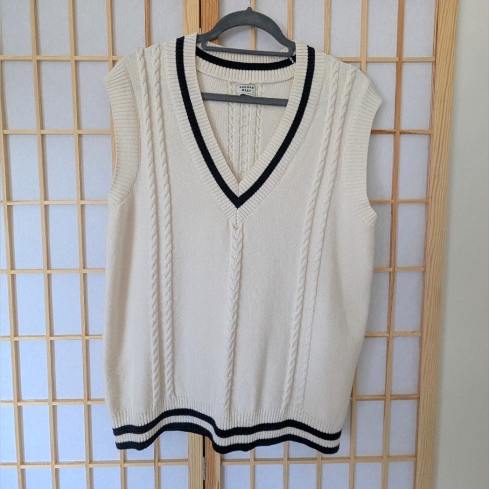 Aritzia Sunday Best V Neck Oversized Vest Cream & Black Women's M